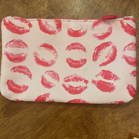 NWOT Ipsy makeup bag with samples - Picture 2 of 10